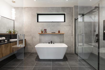 Ateliers Jacob - Modern and comfortable bathroom on the heights.